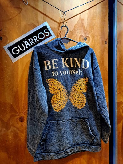 Buzo Canguro Capucha Nevado Mariposa Be Kind