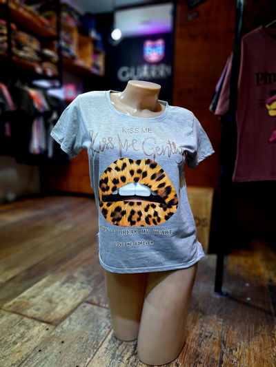 50cm Remera Gris Labios Animal Print