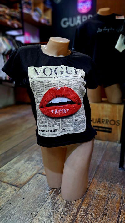 50cm Remera Negra Vogue