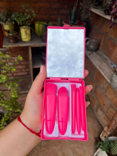 Set brochas con estuche y espejo