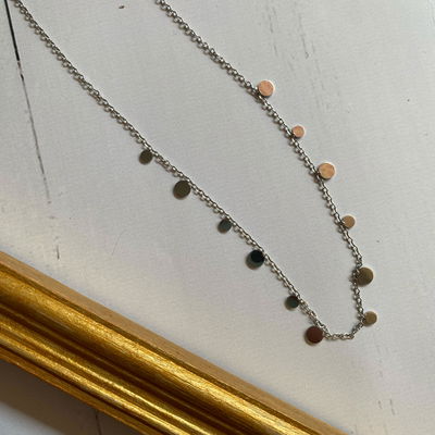 Collar medallitas plateadas