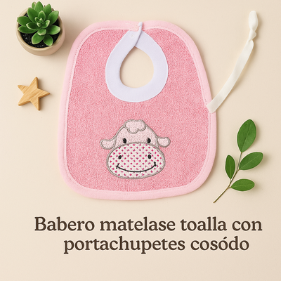 Babero matelasé toalla bordado, forrado en plástico, con portachupete cos.