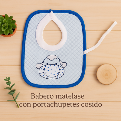 Babero matelasé bordado, forrado en plástico y con portachupete cosido