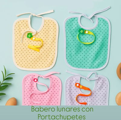 Babero de towel lunares con portachupete 