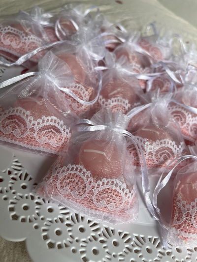 SOUVENIRS VELAS AROMÁTICAS X 25 + BANDEJA DE REGALO