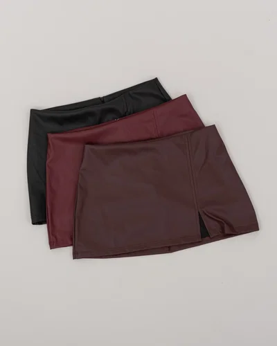 Mini simil cuero con tajo lateral