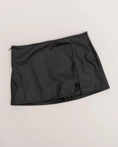 Short pollera simil cuero con tajo