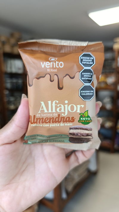 Alfajor "Vento" de harina de almendras relleno pasta de maní