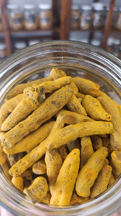 Cúrcuma en raíz deshidratada