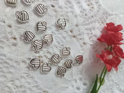 Dijes x 10 unidades (varios diseños)