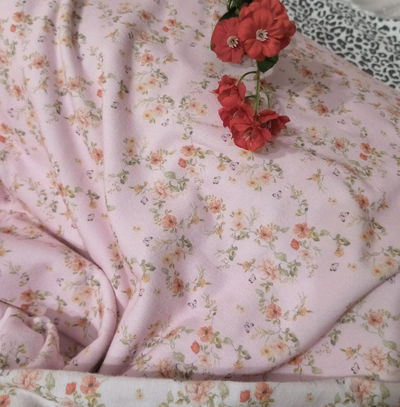Algodón con lycra 30/1 florcitas fondo rosa.
