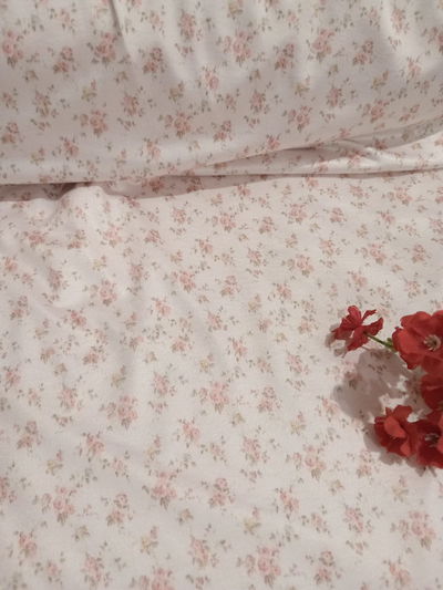 Microfibra con lycra "Rococó fondo hueso"