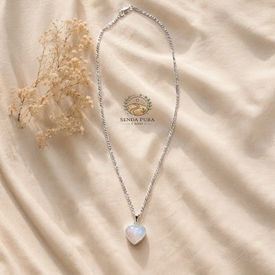 Cadena de acero quirúrgico con dije tallado en forma de corazón piedra de la luna 