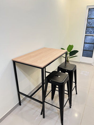 MESA BARRA 1,00 x 60 + 2 BANQUETAS TOLIX