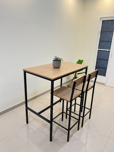 MESA BARRA 150 X 60 + 4 BANQUETAS 
