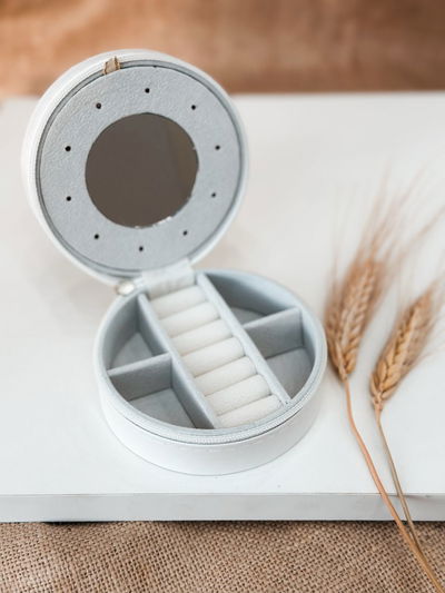 Alhajero con espejo blanco