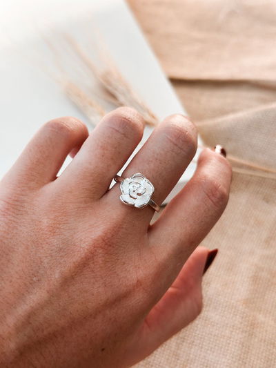 Anillo flor regulable plateado