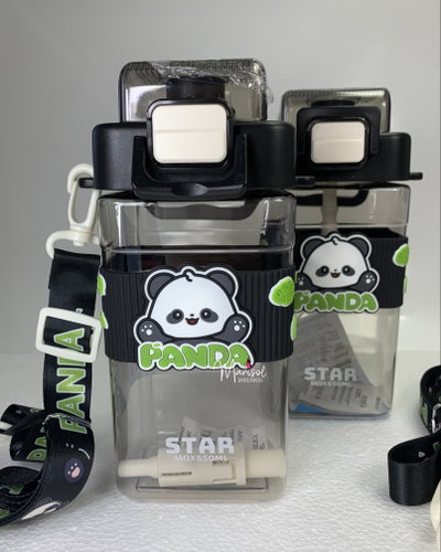 Botellas de agua panda