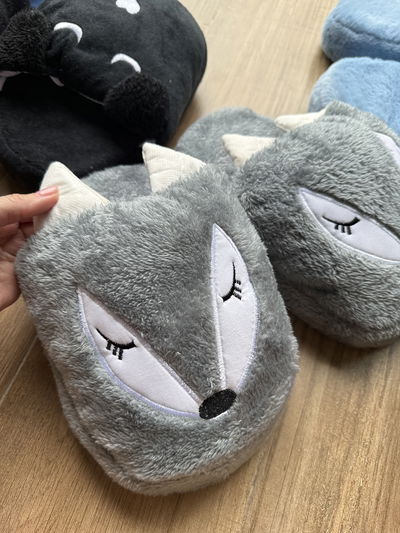 Pantuflas bordadas zorro gris