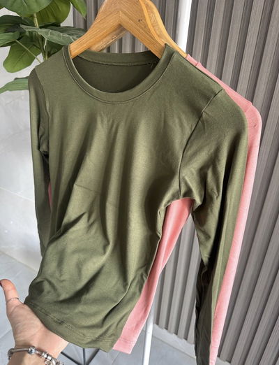 Remera básica lisa manga larga verde militar 