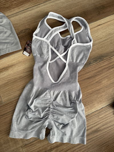 Catsuit corto gris combinado S/M (36/38)