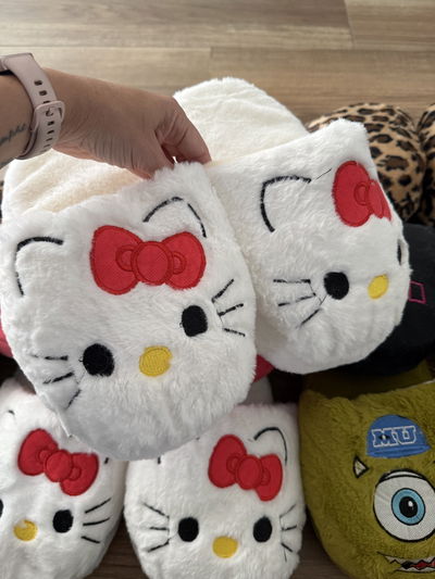 Pantuflas bordadas Kitty peludita