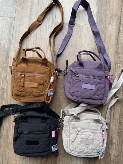 Cartera bandolera impermeable con llavero 
