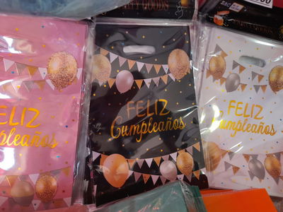 BOLSA DE CUMPLEAÑOS METALIZADA GLOBO BANDERIN 16.5X25CM x 10 (ROSA)
