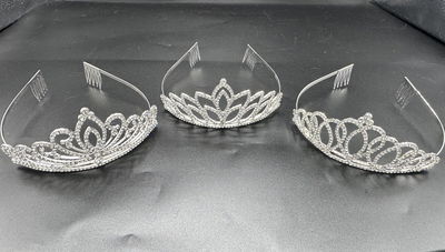 TIARA GRANDE STRASS PLATEADA X 1 UNIDAD (VARIOS MODELOS)