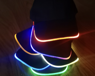 GORRA VISERA NEGRO CON LUZ LED MULTICOLOR X 1 UNIDAD