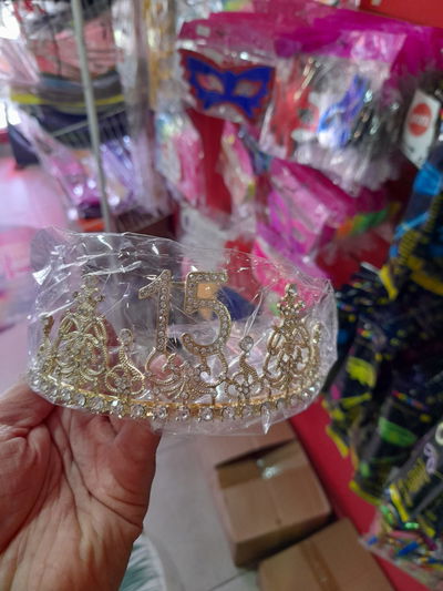 TIARA DE METAL 15 C/PIEDRAS Y STRASS DORADO