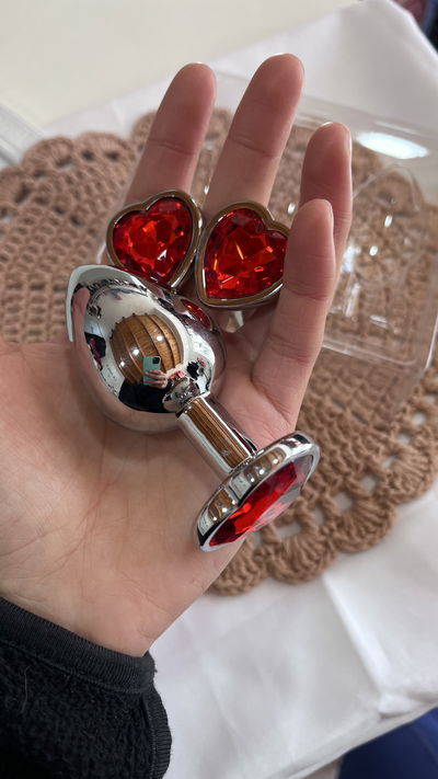 PLUG DE METAL (Talle LARGE (GRANDE) con gema en forma de corazón color rojo)