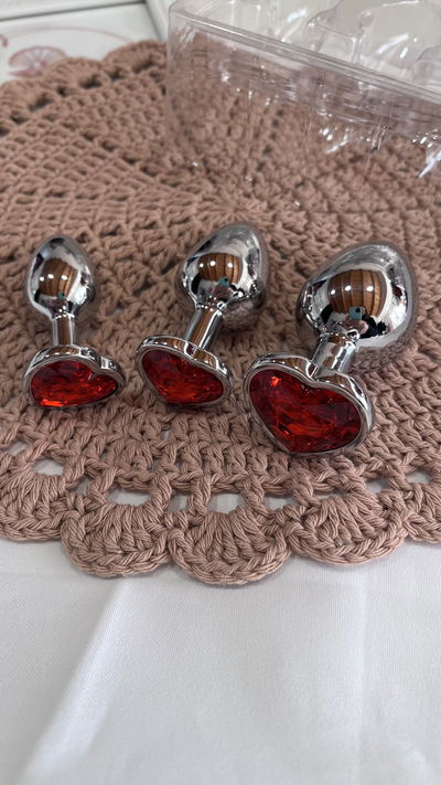PLUG DE METAL (Talle medium (MEDIANO) con gema en forma de corazón color rojo)