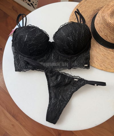 Conjunto De Tul Bordado Y Dije. Corpiño Soft Sin Push Up y less regulable SIGRY