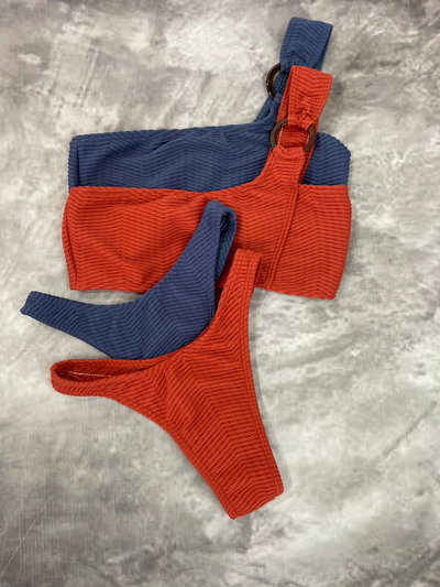 Biniki texturada,top de un hombro con detalle de argolla y less corte en V FRIDA 