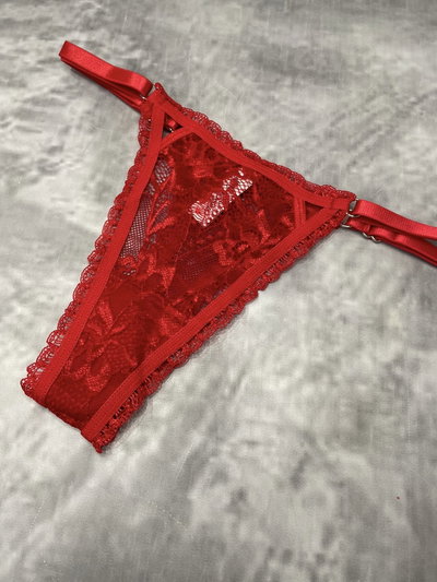 Colaless regulable de encaje con detalle de pequeña abertura delantera y triangulo atrás 