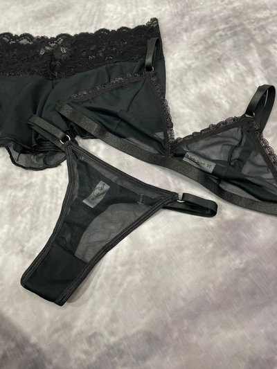 Conjunto de tul con puntilla, corpiño triangulo y less regulable