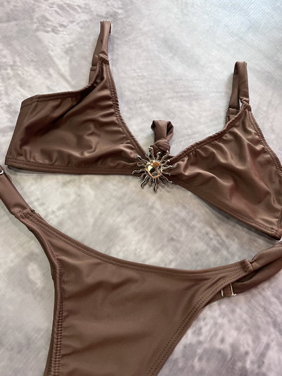 Bikini GENOA ,top tipo corve V con accesorios de sol y less regulable (TALLES REALES)