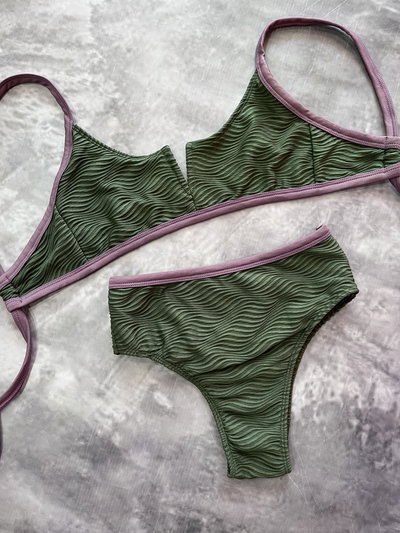 Bikini ANTICA,tipo top con ballena en V en el centro del busto y colaless tiro alto