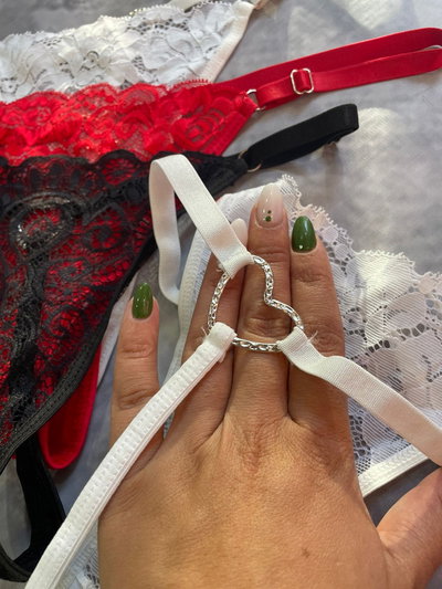 Colales regulables hilo de encaje con detalle de argolla en forma de corazón 