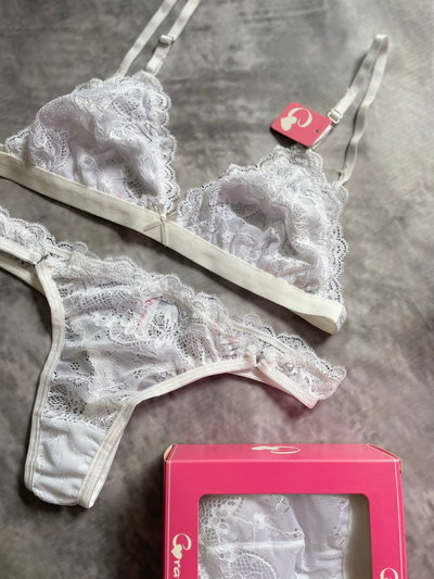 Conjunto de encaje y puntilla, corpiño triangulo y less CORAMINA 180