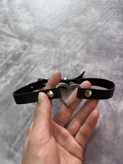 CHOKER DE CUERO CON ARGOLLA DE CORAZON (regulable)