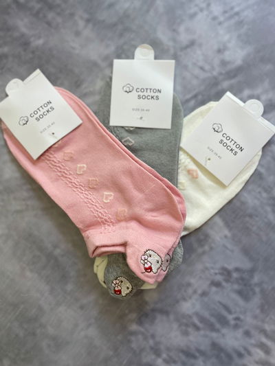 Medias soquetes de Hello Kitty bordado