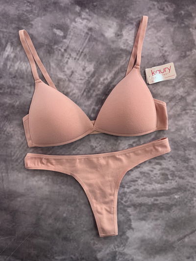 Conjunto de KAURY de algodón (corpiño taza soft sin push up y cola less)