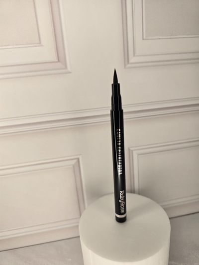delineador en fibra negro