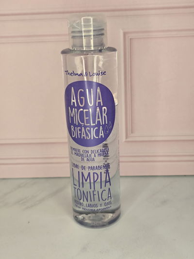 agua micelar bifásica azul