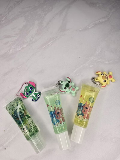brillo labial con llavero stitch