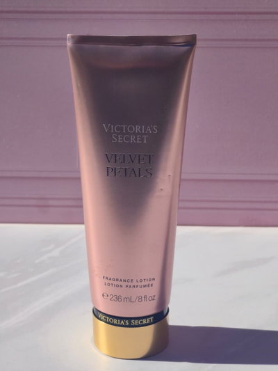 Crema Velvet petals