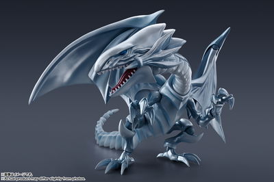 Dragón blanco de ojos azules