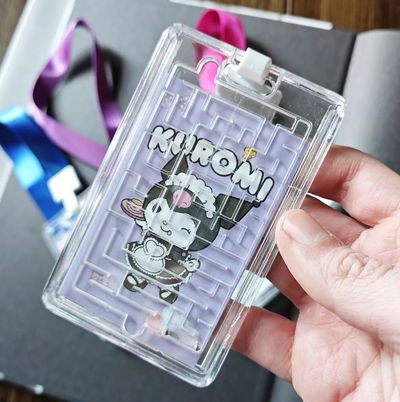 Portatarjeta KAWAII con laberinto